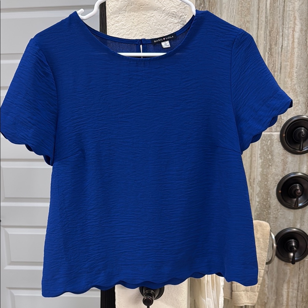 Basil Lola Scalloped Edge Short Sleeve Small
